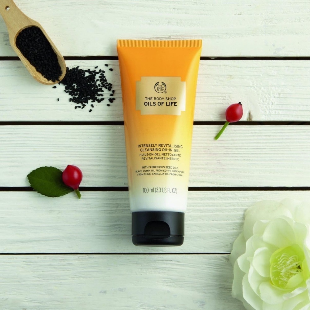 The Body Shop Intensely  Revitalising
Cleansing Oil-In-Gel